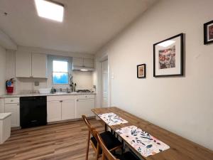 Una cocina con una mesa de madera y un comedor. en Quaint Renovated Single Family, en Matawan