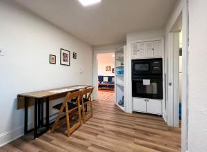 cocina con mesa, fogones y nevera en Quaint Renovated Single Family, en Matawan 4 fotos más