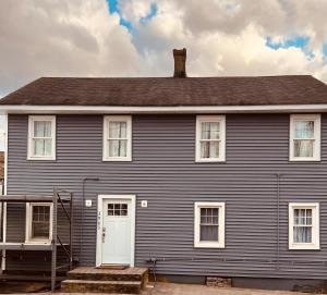 una casa grande azul con una puerta blanca en Quaint Renovated Single Family, en Matawan