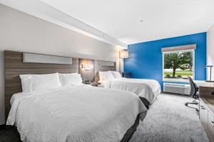 Postel nebo postele na pokoji v ubytování Holiday Inn Express & Suites Carneys Point - Pennsville by IHG + 37 fotografií