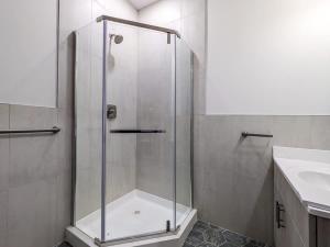 Phòng tắm tại 222 Brand New 2 Bedroom 1 KIT 2 BATH 1 Living