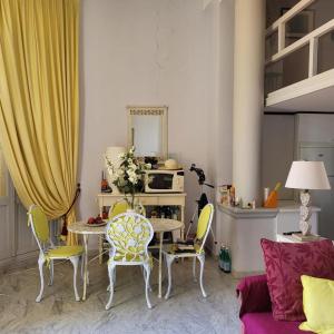 a living room with a table and chairs at Emplacement exceptionnel pour 4 personnes in Boulouris-sur-Mer