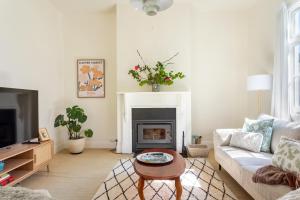 Posezení v ubytování Hollybrooke Cottage, East Launceston