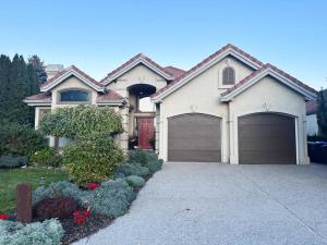 基洛纳Quail Ridge的两扇车库门和车道的房子