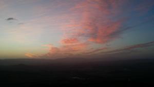 Alba o tramonto visti dall'interno dell'affittacamere o dai dintorni