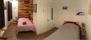 Postel nebo postele na pokoji v ubytování Inukshuk Rooms