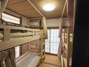 Narivoodi või narivoodid majutusasutuse 木の家ゲストハウス前橋2号館 toas