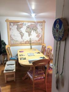 Posezení v ubytování Inukshuk Rooms