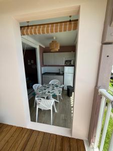 una cucina e una sala da pranzo con tavolo e sedie di Kay Louisette a Le Diamant