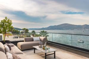 Una sala de estar con vista al agua. en Villa palace al Nera 2 Luxurius at sea, en Trogir