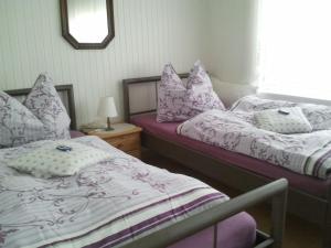 Dos camas una al lado de la otra en un dormitorio. en Kaufmann Comfortable holiday residence, en Bergisch Gladbach