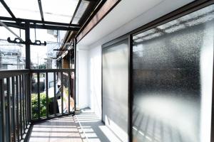 an empty hallway with a glass door on a building at 天下茶屋vii 忙しい旅行中も ゆったりした時間を過ごせるお部屋 お勧めコーヒーと共に in Osaka