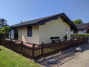 GroßwürdenにあるEul F5 with winter gardenの木塀の家