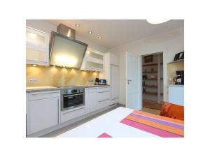 Kuchyň nebo kuchyňský kout v ubytování Ferienhaus in Goehren mit Schwimmbecken + 14 fotografií