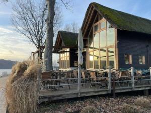 una casa de madera con techo de césped y terraza en DomiLia Comfortable holiday residence, en Owingen