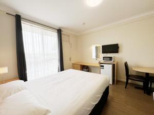 Postel nebo postele na pokoji v ubytování Dandenong Motel