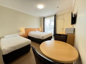 Postel nebo postele na pokoji v ubytování Dandenong Motel