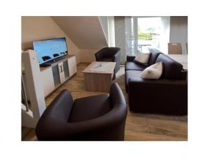ノルトダイヒにあるHoliday apartment Stopperstekのリビングルーム(ソファ2台、テレビ付)