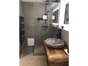 y baño con lavabo de piedra y ducha. en DomiLia Comfortable holiday residence, en Owingen 25 fotos más