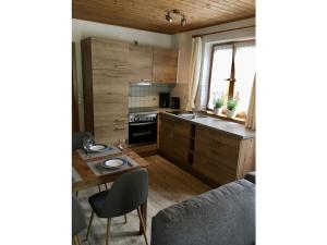 Una cocina con un sofá y una mesa en una habitación. en Haringer Comfortable holiday residence, en Schliersee