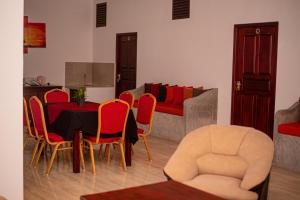 A seating area at Sundowners Guesthouse