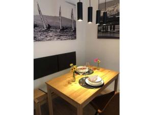 una mesa de comedor con platos y flores. en DomiLia Comfortable holiday residence, en Owingen