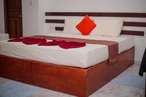 A bed or beds in a room at Sundowners Guesthouse
