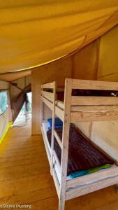 Łóżko lub łóżka piętrowe w pokoju w obiekcie Spokojny Glamping