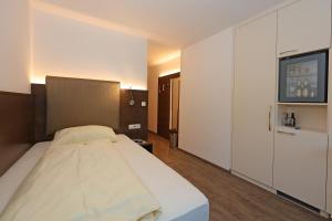 A bed or beds in a room at Der Kaiserhof Ried