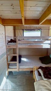 Łóżko lub łóżka piętrowe w pokoju w obiekcie Spokojny Glamping