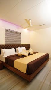 Postel nebo postele na pokoji v ubytování Hotel Royce Executive Near US Consulate, Bandra Kurla Complex