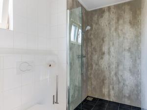 a shower with a glass door in a bathroom at Wilgenroos Vakantiepark De Groote Vliet in Wervershoof +20 photos