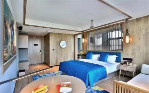 - une chambre avec un lit bleu et une table dans l'établissement Mehood Lestie, Nantong Tongzhou New Century Avenue, à Nantong