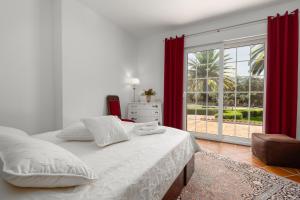 アリアテにあるAndalusische Luxus-Finca Villa La Almunia Garden Rondaのベッドと大きな窓のある寝室 +75枚の写真