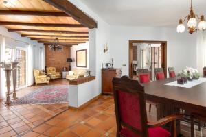 アリアテにあるAndalusische Luxus-Finca Villa La Almunia Garden Rondaのテーブルと椅子のあるキッチンとリビングルーム