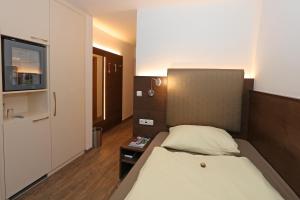 A bed or beds in a room at Der Kaiserhof Ried