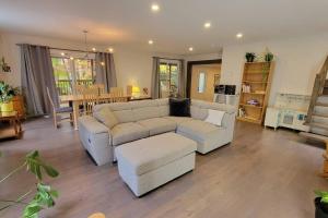 un salon avec un canapé et une table dans l'établissement Chalet Ô Lac-Brome, 3ch, 8 personnes, à Lac-Brome