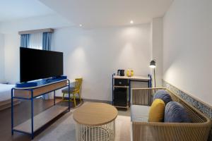 TV a/nebo společenská místnost v ubytování Kampi Hotel Legian