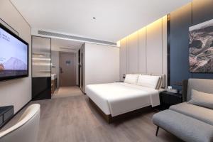 Uma cama ou camas num quarto em Atour Hotel Wuxi Huishan High-Speed Railway Station