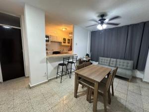 a living room with a table and a kitchen at Apartamentito Supercéntrico in Monterrey