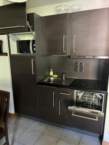 Nhà bếp/bếp nhỏ tại Appartement 2 pièces Résidence les Fermes Emiguy Les Gets