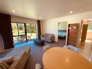 Postel nebo postele na pokoji v ubytování Patons Rock Beach Villas