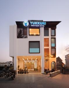 Tòa nhà nơi khách sạn tọa lạc