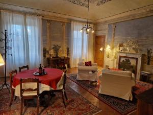Posedenie v ubytovaní Holiday Home in Tuscany near Forest Views