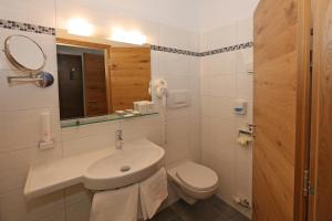 A bathroom at Der Kaiserhof Ried