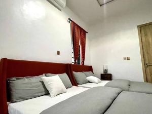 Una cama o camas en una habitación de Luxe Lekki Retreat