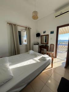 Postel nebo postele na pokoji v ubytování Hotel Glaros Lipsi