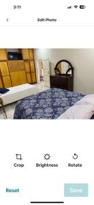Una foto de un dormitorio con una cama en una habitación en Villa lourdes, en Concepción de Ataco