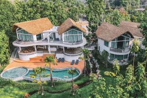 ペッチャブリーにあるVilla De Leaf River Kaeng Krachanのスイミングプール付きの家屋の空中ビュー