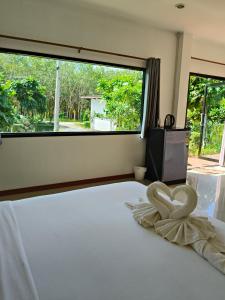 Postel nebo postele na pokoji v ubytování The Lodge at Koh Kood